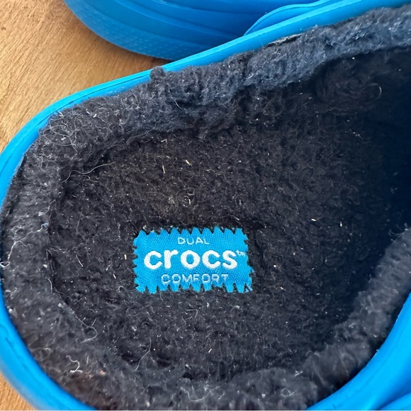 Crocs Kids Unisex Blue Outside With Black Warm Fuzzy Lining Material Size J4 2 - Picture 10 of 11